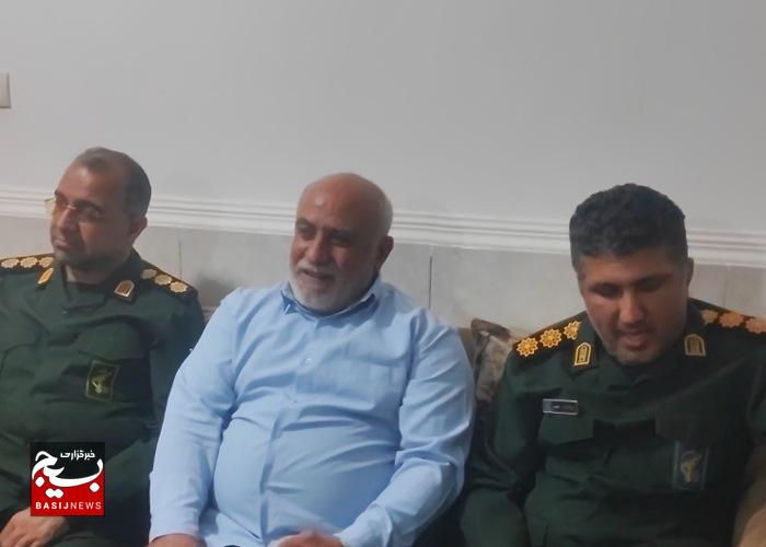 دیدار جمعی از مسئولان گناوه با آزادگان سرافراز در منازل آنان