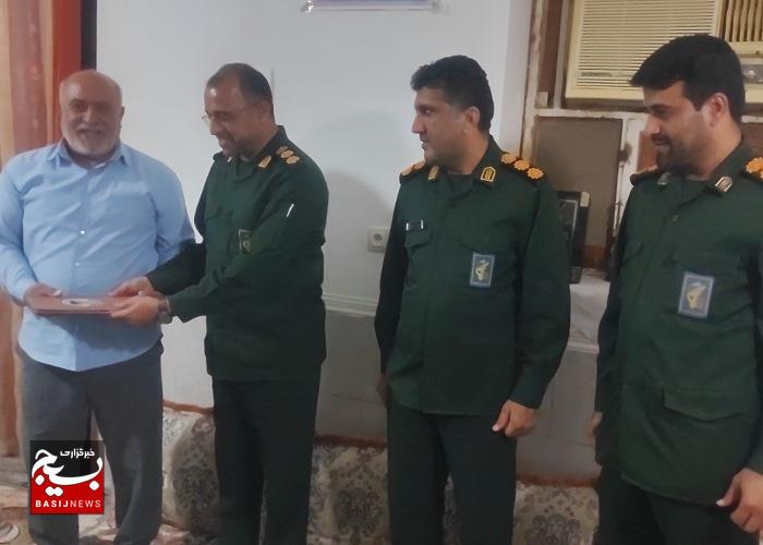 دیدار جمعی از مسئولان گناوه با آزادگان سرافراز در منازل آنان