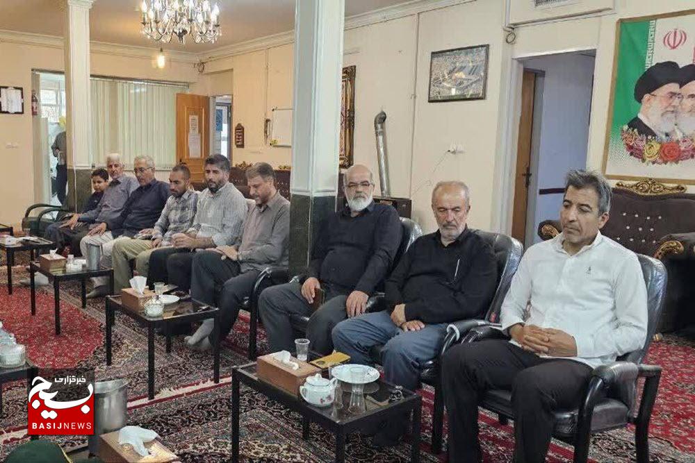دیدار فرمانده حوزه مقاومت بسیج امام حسن مجتبی(ع) و فرمانده گردان بیت المقدس با امام جمعه صالح‌آباد+تصاویر