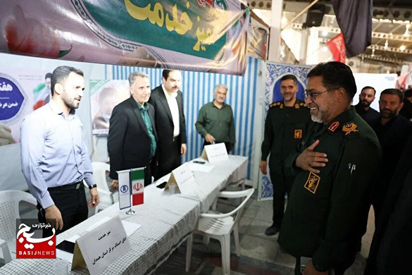 بازدید فرمانده سپاه انصارالحسین(ع) همدان از غرفه‌های خدمت هفته بسیج اصناف