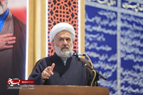 اهتمام ما بر این است که همه اقشار را حول محور مسجد و میدان، همراه کنیم