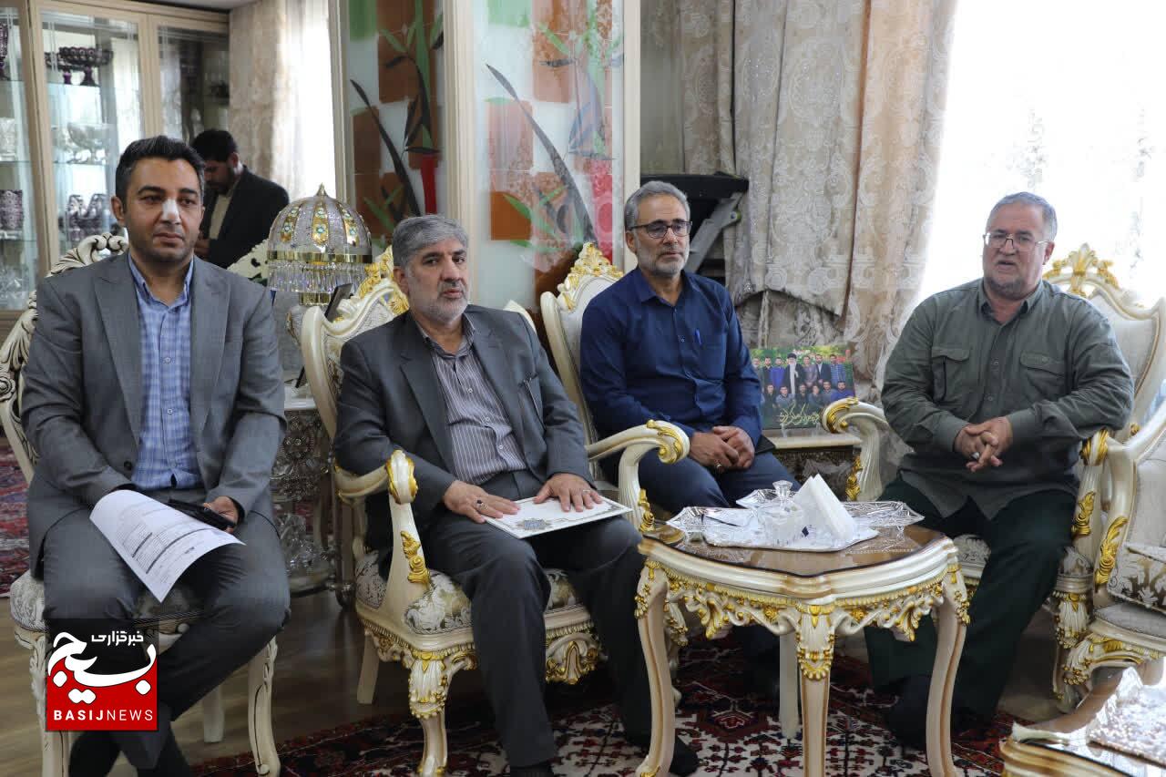 مدیرعامل صندوق ذخیره بسیجیان با خانواده شهدا در تبریز دیدار کرد