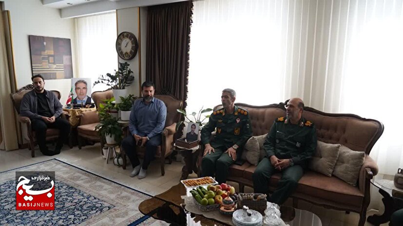 دیدار فرمانده سپاه استان البرز، با خانواده شهید حسن عباس پور 