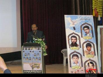 همزمان با ایام الله دهه فجر،‌ یادواره شهدای فرهنگی شهرستان اردل با حضور مسئولین، اقشار مختلف مردم و خانواده معظم شهدا برگزار شد.