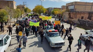 راهپیمایی یوم الله 13 ابان در فرادنبه