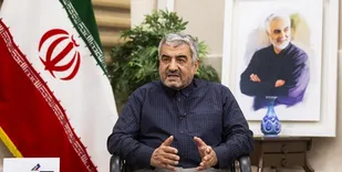 به معاونانم گفتم سردار سلیمانی فرمانده سپاه است/ حاج&zwnj;قاسم نویسنده نامه ۲۴ فرمانده به خاتمی بود/ سال&zwnj;ها بود نوربالا می&zwnj;زد