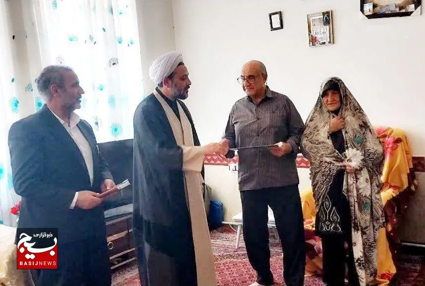 مسئول دفتر نمایندگی ولی فقیه در ناحیه مقاومت بسیج سپاه شاهین‌دژ با جانباز دفاع مقدس ابراهیم چوپانی دیدار کرد
