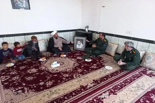 فرمانده سپاه ناحیه فراشبند از خانواده شهید مدافع حرم شهید حجت باقری دیدار کرد