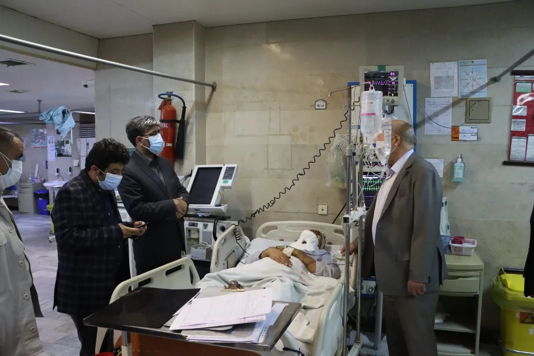 عیادت رئیس کل دادگستری استان از خبرنگاران مصدوم در حادثه واژگونی اتوبوس