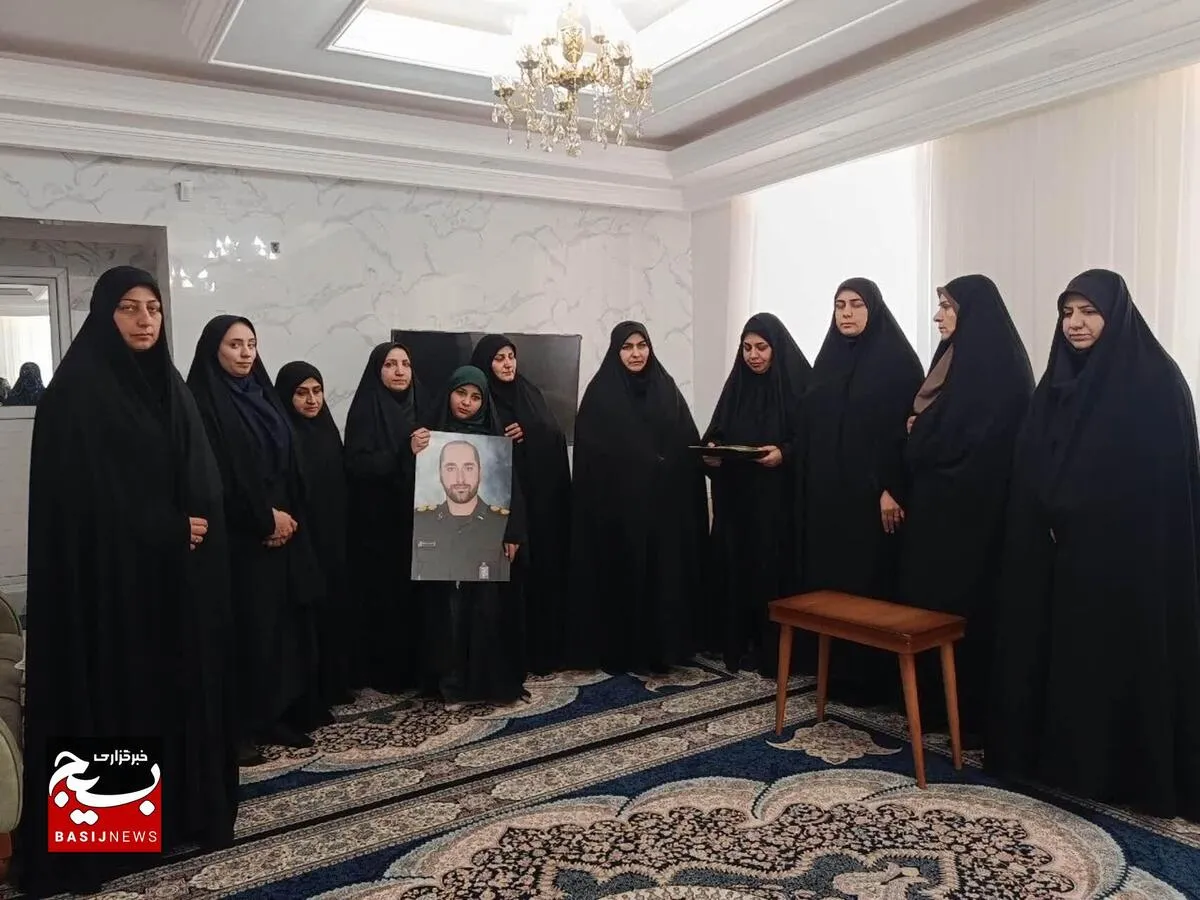 دیدار مسئول بسیج جامعه زنان سپاه استان با خانواده شهید سرهنگ پاسدار سید ابراهیم موسویان در الیگودرز