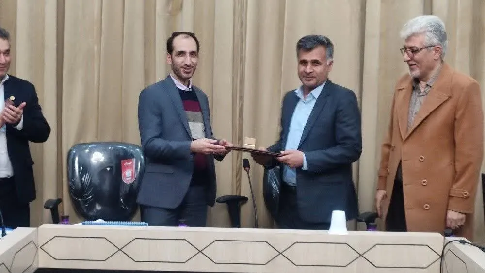 تجلیل وزیر از معاون آموزش متوسطه آموزش و پرورش کهگیلویه وبویراحمد