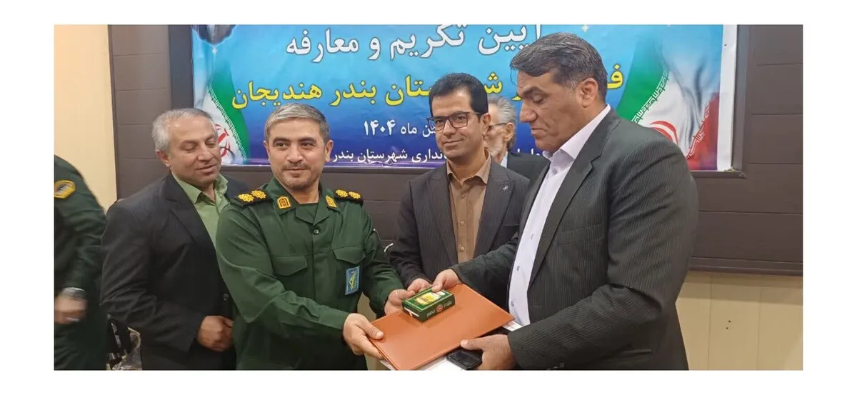از خدمت تا قدردانی؛ سرهنگ علوی‌زاده در مراسم تودیع و معارفه فرماندار هندیجان از خضعلی تقدیر کرد