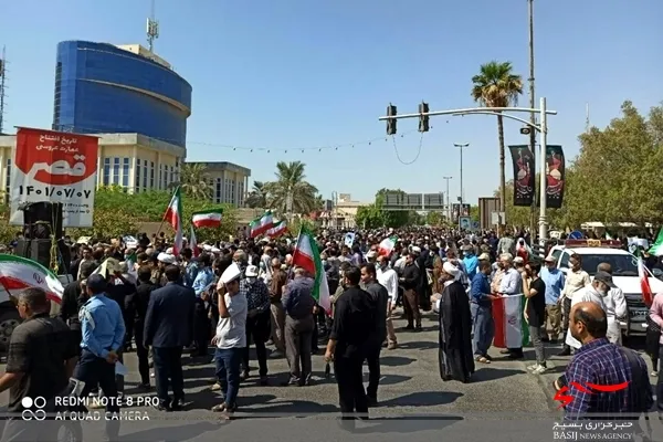 یک قدم از انقلاب عقب نخواهیم کشید/ راهپیمایی مردم بوشهر در محکومیت اهانت به مقدسات