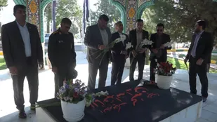 ادای احترام رئیس مرکز وکلای قوه قضائیه کشور به شهید گمنام سپاه فتح و تیپ ۴۸ فتح