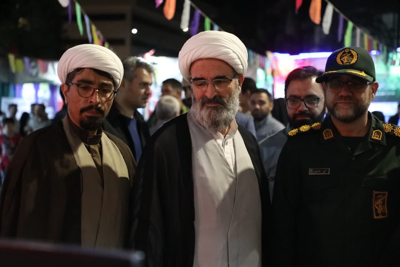 بازدید نماینده ولی‌فقیه در استان سمنان از نمایشگاه «اسوه» در اجتماعات «شب‌های اقتدار»