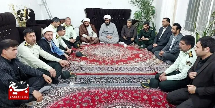 لحظه اعلام شهادت و ابراز همدردی مسئولان چنارانی با خانواده شهید مرزبان جمال زاده + فیلم