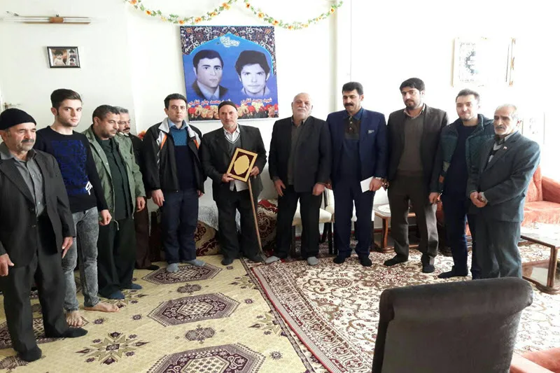 دیدار بسیج اصناف ملایر با خانواده شهیدان «نظری»