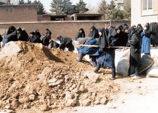 روایت&zwnj;هایی از حضور بانوان در دوران دفاع&zwnj;مقدس در گفت&zwnj;وگوی با بانوی رزمنده و جانباز جلیله محمدخانی
حماسه پشتیبانی زنان کمتر از دفاع رزمندگان در جنگ نبود&nbsp;