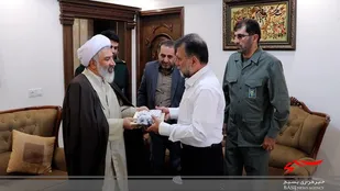 اهدای چفیه متبرک رهبر معظم انقلاب به خانواده شهید روحانی مدافع حرم کریمیان +تصاویر