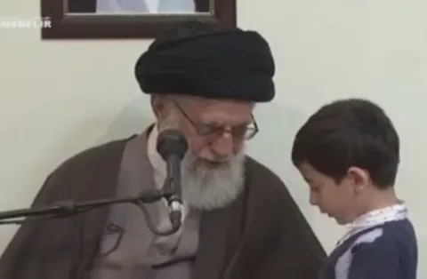 گفتگوی جالب رهبرانقلاب با نوه ۵ساله شهید
