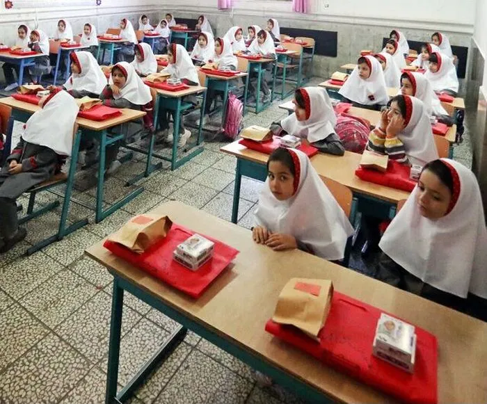 حضور۱۰ هزار دانش‌آموز پایه اول ابتدایی در مدارس ایلام/ توزیع کتاب‌های درسی آغاز شده است