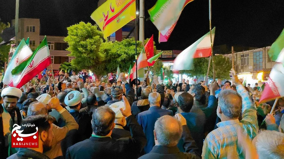 حضور مردم ولایتمدار اسدآباد در شب هفتادو نهم در خیابان به یاد شهدای خدمت
