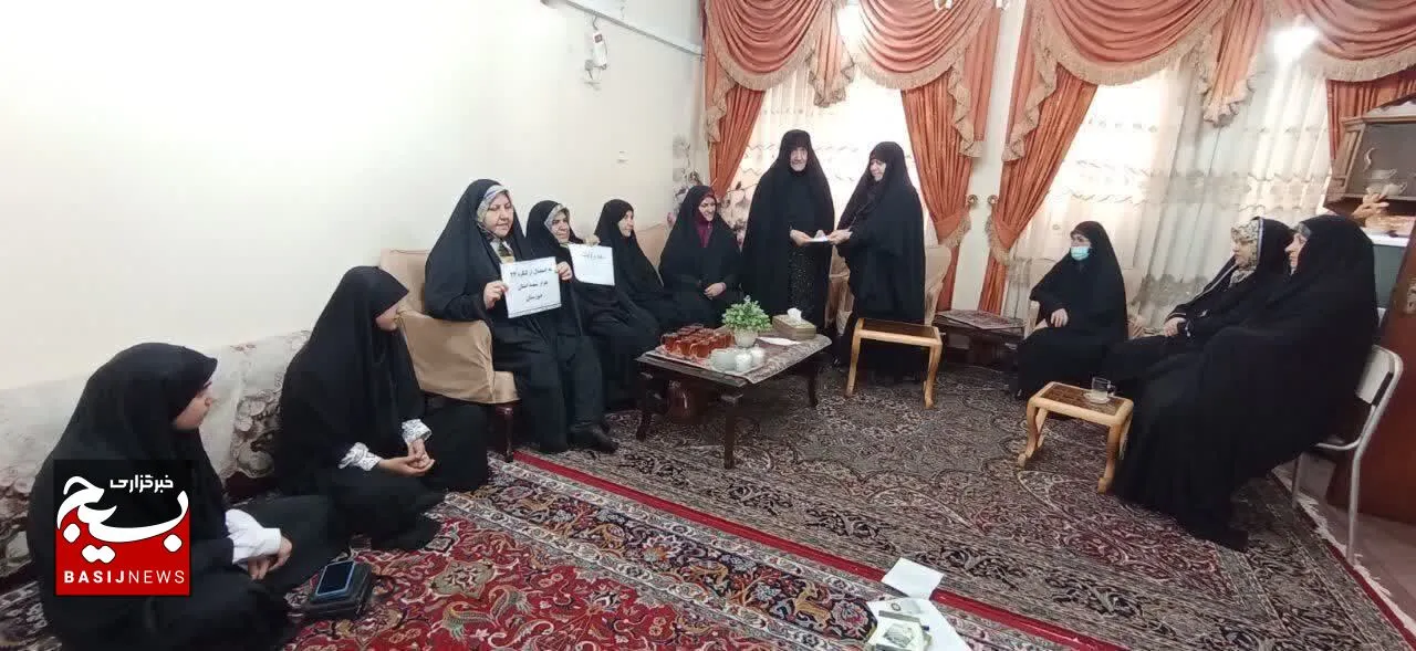دیدار وتجلیل از خانواده ایثارگر دفاع مقدس توسط خواهران بسیجی در اهواز