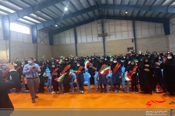 معلم و دانش آموز نقش اساسی را در آینده کشور ایفا می‌کنند