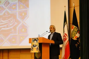 هنرمند اسلامی و انقلابی و متعهد نقش هدایتگر را دارد