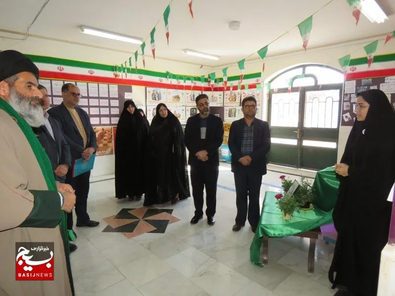 بازدید فرمانده ناحیه درگز از نمایشگاه «دیروز، امروز و فردای ایران سرفراز»