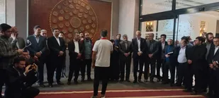 بدرقه تیم ملی فوتبال ایران به جام جهانی از زیر قرآن با دستان مادر 3 شهید