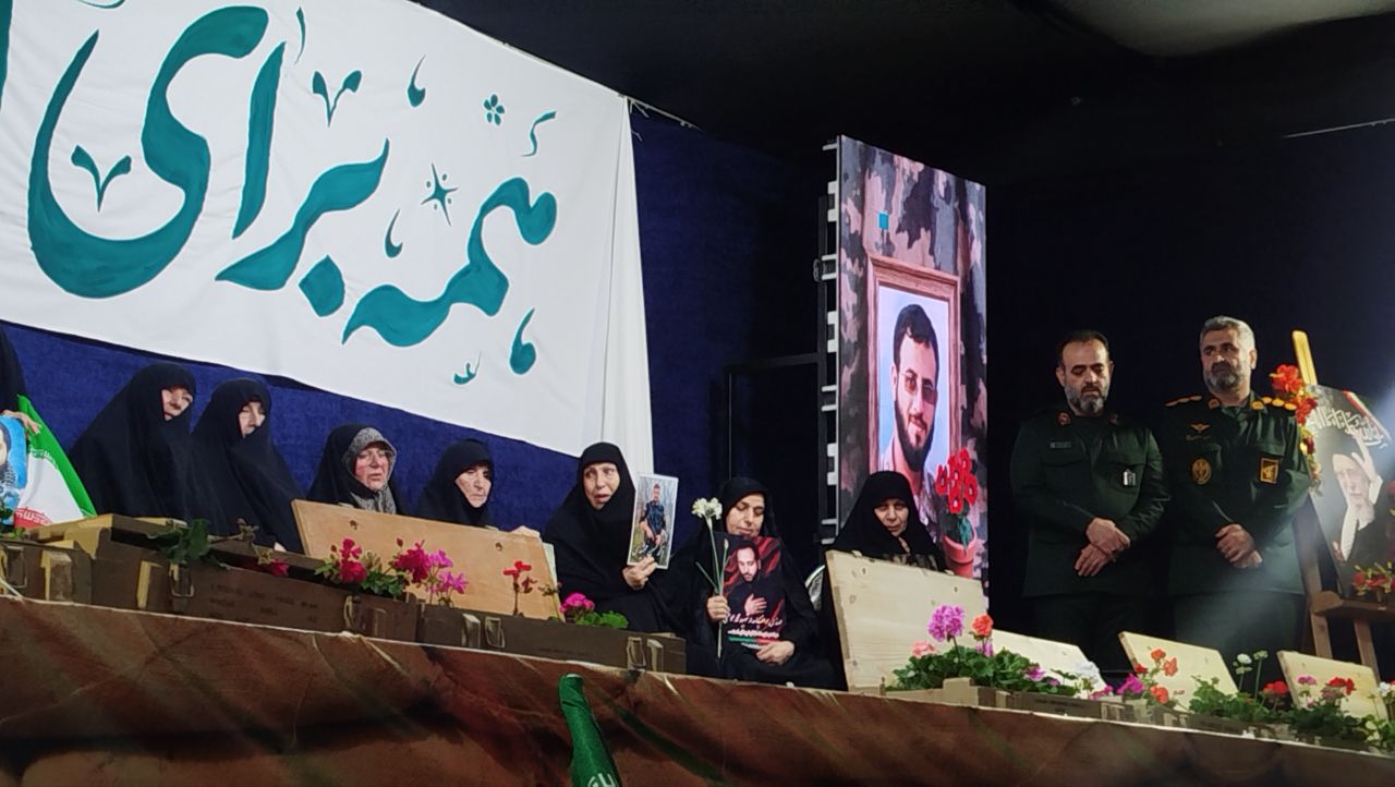 امنیتِ این سرزمین، وامدار دستانی‌ست که فرزندانشان را به راهِ ایران سپردند/  قامتِ فرماندهی که به نمایندگی از مردم ایران، پیشِ مادران شهدا خم شد
