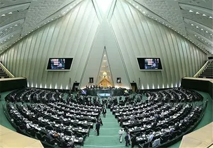 نماینده سانحه دیده در جلسه رای اعتماد ۳ وزیر پیشنهادی&zwnj;حضور یافت