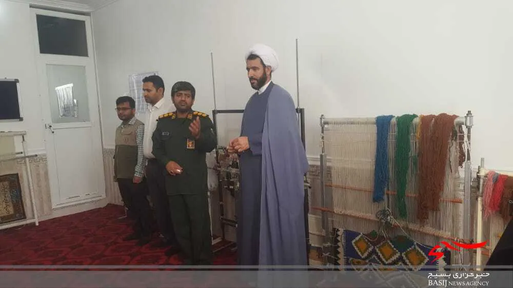 فرمانده و مسئول دفتر نمایندگی ولی فقیه سپاه شهرستان عسلویه از نمایشگاه صنایع دستی بسیج بازدید کردند
