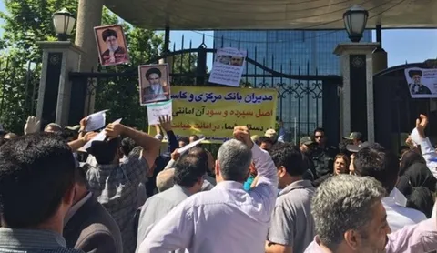 فیلم/ تجمع اعتراضی مالباختگان موسسه کاسپین مقابل بانک مرکزی