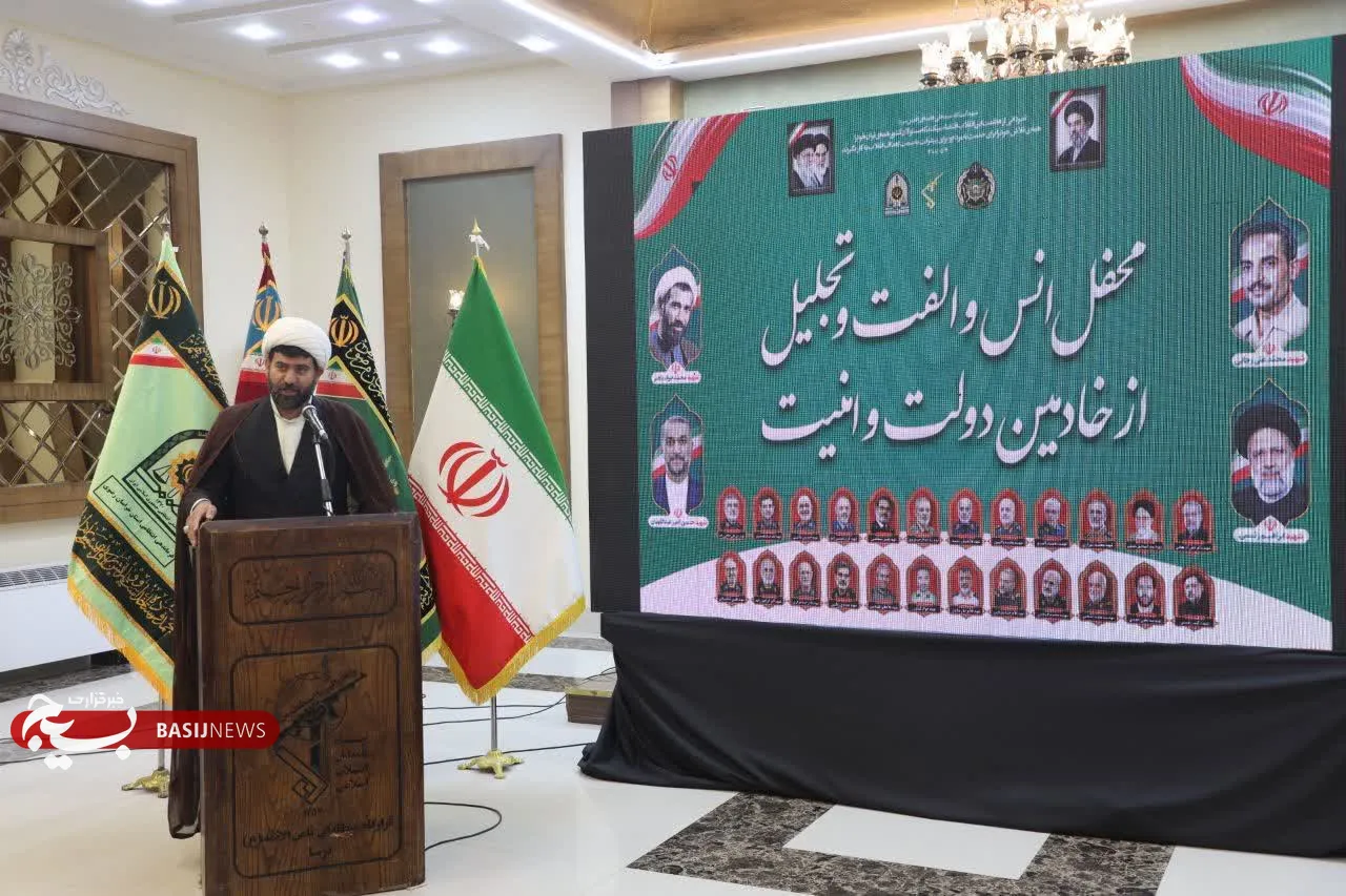 محفل «انس و الفت و تجلیل از خادمان دولت و امنیت» در قرارگاه منطقه‌ای ثامن‌الائمه(ع) نیروی زمینی سپاه برگزار و بر ضرورت تقویت هم‌افزایی نیروهای مسلح و دولت در مواجهه با جنگ ترکیبی همه‌جانبه و گره‌گشایی از مسائل معیشتی و اقتصادی مردم تأکید شد.