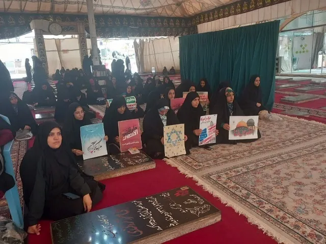 تجمع اساتید و دانشجویان دانشگاه فرهنگیان کرمان درگلزار شهدای بین‌المللی شهر کرمان