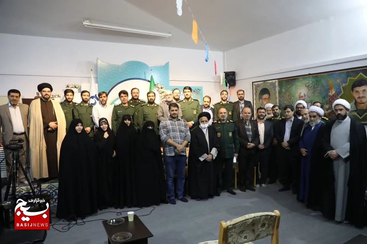 دیدار اعضای ستاد برگزاری یادواره ۶۰۹۰ شهید استان قم با مادر شهیدان زین‌الدین