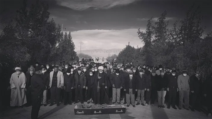 وداع مردم فشافویه با پیکر مطهر بانوی مؤمنه زهرا قنبری، مادر شهید کلیان‌