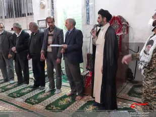 تشویق نونهالان فعال بسیجی در برنامه های نماز جماعت
