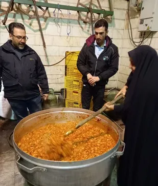 توزیع غذای توسط گروه جهادی حضرت مهدی (عج) کیانشهر