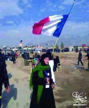 پرچم فرانسه در دست زائر امام حسین(ع)