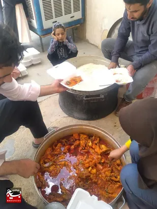 ۴۰۰ پرس غذای نذر در روستای قلعه مدرسه لردگان