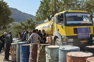 ذخیره&zwnj;سازی سوخت زمستانی عشایر و مناطق صعب العبور خوزستان