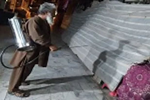 ضدعفونی معابر شهر ایرانشهر توسط بسیجیان