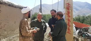 همه با هرلباس و مسئولیتی در کنار مردم سیل زده