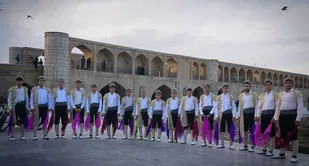 اجرای زیبای پسران خورشید در نصف جهان + ( فیلم )