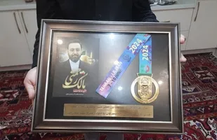 اهدای مدال طلای مسابقات مچ&zwnj;اندازی مستر یونیورس به خانواده شهید رحمتی