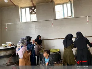 پخت آش رشته نذری و سفره صلوات برای سلامتی امام زمان (عج)