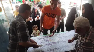 انجام اطعام غدیری در روستای چاه شیرین میامی+ فیلم